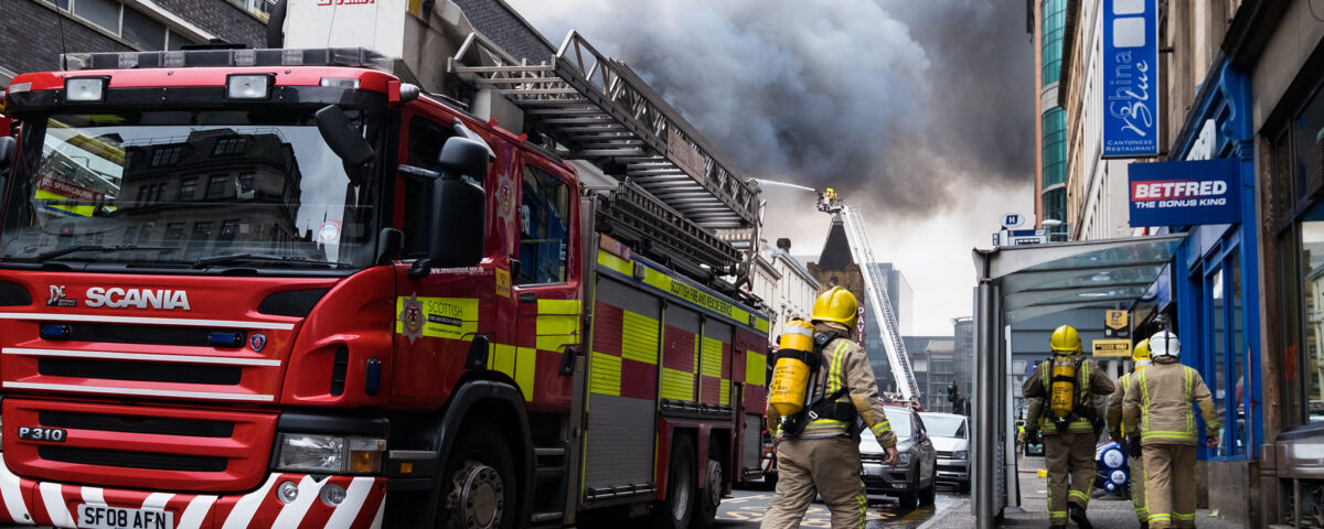 Feuerwehrleute und ein Löschfahrzeug aus dem Vereinigten Königreich im Einsatz bei einem Brand