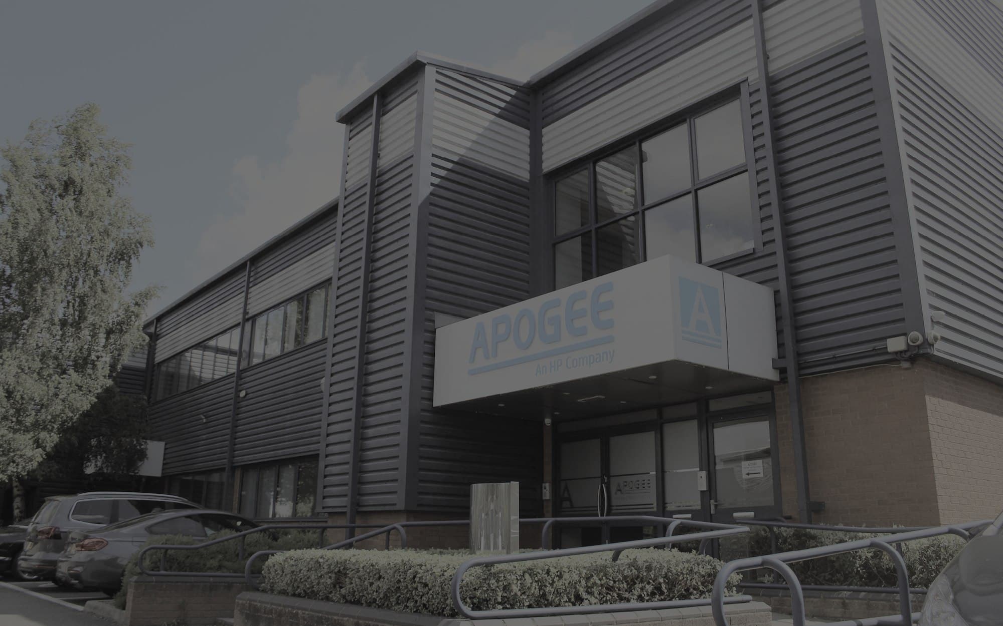 Full length photo of Alan Shaw, Regional Account Manager at Apogee Corporation meeting and shaking hands with Russell Borthwick, Chief Executive of Aberdeen and Grampian Chamber of Commerce / AGCC