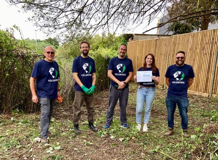 Apogee and Toshiba volunteers take a group photo at Holme Farm